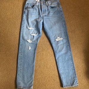 Light wash Levi’s, high rise, skinny leg